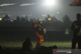 Petugas mengevakuasi korban saat simulasi penangan pesawat jatuh di Bandara Internasional Syamsudin Noor, Banjarbaru, Kalimantam Selatan, Kamis (30/1/2020). PT. Angkasa Pura I (persero) mengadakan latihan penanggulangan keadaan darurat pesawat jatuh untuk meningkatkan kewaspadaan dan kemampuan petugas di Bandara Internasional Syamsudin Noor. Foto Antaranews Kalsel/Bayu Pratama S.