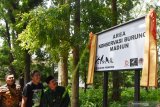 Walikota Madiun Maidi (kanan) membuka selubung papan nama saat peresmian Area Konservasi Burung Klaster Perhutani di kawasan hutan Pusat Pendidikan dan Pengembangan Sumberdaya Manusia (Pusdikbang SDM) Perum Perhutani di Kota Madiun, Jawa Timur, Kamis (30/1/2020). Perum Perhutani bersama Pelestari Burung Indonesia (PBI) dan Balai Konservasi Sumber Daya Alam (BKSDA) melepasliarkan 400 ekor burung berbagai jenis di kawasan tersebut guna menjaga kelestarian lingkungan. Antara Jatim/Siswowidodo/zk