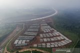 Foto udara di tempat penyimpanan girder untuk keperluan Jalan Tol Cisumdawu di Jatinangor, Kabupaten Sumedang, Jawa Barat, Jumat (31/1/2020). Badan Pembangunan Jalan Tol (BPJT) Kementerian Pekerjaan Umum dan Perumahan Rakyat (PUPR) menargetkan sepanjang 1.852 km tol baru dapat terealisasi antara Maret hingga April 2020 mendatang. ANTARA JABAR/Raisan Al Farisi/agr