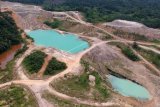 Foto aerial kawasan bekas tambang batu bara yang terbengkalai di Desa Suo-suo, Sumay, Tebo, Jambi, Kamis (30/1/2020). Tambang yang dibuka sejak lebih sepuluh tahun lalu oleh beberapa perusahaan swasta itu kini terbengkalai. ANTARA FOTO/Wahdi Septiawan/ama.