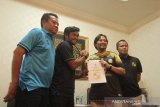 Pemilik klub PS Barito Putera Hasnuryadi Sulaiman (dua kanan) bersama manajer PS Barito Putera Mundari Karya (kiri) dan pemain baru Ilham Udin Armaiyn (dua kiri) memperlihatkan kertas kontrak di kediaman Kampung Melayu Darat, Banjarmasin, Kalimantan Selatan, Sabtu (1/2/2020). PS Barito Putera merekrut enam pemain baru, dan memperpanjang durasi kontrak enam pemain lama serta ofisial tim PS Barito Putera. Foto Antaranews Kalsel/ Bayu Pratama S.