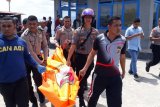 Polisi evakuasi sesosok mayat terapung di perairan laut