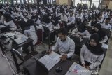 Sejumlah peserta mengikuti Seleksi Kompetensi Dasar (SKD) berbasis Computer Assisted Test (CAT) untuk Calon Pegawai Negeri Sipil (CPNS) di Gedung Serba Guna Balekota Tasikmalaya, Jawa Barat, Sabtu (1/2/2020). Sebanyak 51.875 peserta yang terbagi dua kota dan empat kabupaten diantaranya Kota Tasikmalaya, Kota Banjar, Kabupaten Tasikmalaya, Kabupaten Ciamis, Kabupaten Garut dan Kabupaten Pangandaran mengikuti seleksi yang dilaksanakan pada 1 hingga 27 Februari 2020. ANTARA JABAR/Adeng Bustomi/agr