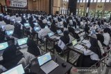 Sejumlah peserta mengikuti Seleksi Kompetensi Dasar (SKD) berbasis Computer Assisted Test (CAT) untuk Calon Pegawai Negeri Sipil (CPNS) di Gedung Serba Guna Balekota Tasikmalaya, Jawa Barat, Sabtu (1/2/2020). Sebanyak 51.875 peserta yang terbagi dua kota dan empat kabupaten diantaranya Kota Tasikmalaya, Kota Banjar, Kabupaten Tasikmalaya, Kabupaten Ciamis, Kabupaten Garut dan Kabupaten Pangandaran mengikuti seleksi yang dilaksanakan pada 1 hingga 27 Februari 2020. ANTARA JABAR/Adeng Bustomi/agr