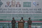 Ketua Pengurus Besar Nadhlatul Ulama (PBNU) Kiai Marsudi Syuhud (tengah) memberikan orasi kebangsaan pada Haflah Tasyakur Harlah Nahdlatul Ulama  (NU) ke-94 Pengurus Cabang NU Kota Tasikmalaya, di Gor Susisusanti, Jawa Barat, Sabtu (1/2/2020). Dalam orasinya Kiai Marsudi Syuhud menyampaikan harapan besar NU terhadap santriwan-santriwati pondok pesantren untuk tetap menjaga dan setia kepada Negara Kesatuan Republik Indonesia. ANTARA JABAR/Adeng Bustomi/agr