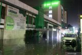 Banjir menggenangi bagian Rumah Sakit Islam (RSI) Wonokromo, Surabaya, Jawa Timur, Jumat (31/1/2020) malam. Hujan deras yang mengguyur kota Surabaya menyebabkan sejumlah wilayah di kota itu tergenang air. Antara Jatim/Umarul Faruq/zk