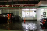 Warga melewati Instalasi Gawat Darurat Rumah Sakit Islam (RSI) yang tergenang air di Wonokromo, Surabaya, Jawa Timur, Jumat (31/1/2020) malam. Hujan deras yang mengguyur kota Surabaya menyebabkan sejumlah wilayah di kota itu tergenang air. Antara Jatim/Umarul Faruq/zk