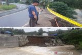 Tembok penahan  pinggir Jalinsum di Tapanuli Selatan amblas