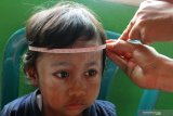 2020 PENANGANAN STUNTING DIPERLUAS. Petugas Posyandu mengukur lingkar kepala seorang anak dalam upaya penanganan stunting di Posyandu Anggrek, Tasikmadu, Malang, Jawa Timur, Sabtu (4/1/2020). Di tahun 2020 pemerintah akan memperluas cakupan penanganan stunting dari 160 menjadi 260 kabupaten/kota dengan anggaran sekitar Rp32 triliun. Antara Jatim/Ari Bowo Sucipto/zk
