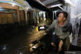BANJIR BANDANG BONDOWOSO. Warga melihat rumahnya yang terdampak banjir bandang di Kampung Baru, Sempol, Bondowoso, Jawa Timur, Rabu (29/1/2020). Banjir bandang itu, mengakibatkan 211 rumah terendam lumpur dan warga diungsikan ke tempat yang lebih aman untuk mengantisipasi terjadinya banjir susulan. Antara Jatim/Budi Candra Setya/zk