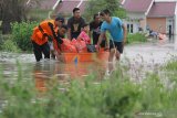 BANJIR LUAPAN KALI LAMONG. Petugas BPBD mengevakuasi warga saat terjadi banjir di Desa Guranganyar, Kecamatan Cerme, Gresik, Jawa Timur, Rabu (8/1/2020). Delapan desa di kecamatan tersebut terendam banjir akibat luapan air Kali Lamong. Antara Jatim/Moch Asim/zk