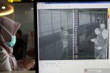 PENCEGAHAN VIRUS CORONA DI BANDARA JUANDA. Petugas melakukan pendeteksi suhu tubuh (thermal scanner) saat penumpang pesawat tiba di terminal 2 Bandara Juanda Surabaya, Jawa Timur, Jumat (24/1/2020). Kantor Kesehatan Pelabuhan kelas 1 Surabaya wilayah kerja bandara Juanda meningkatkan kewaspadaan dengan memasang alat pendeteksi suhu tubuh (thermal scanner) untuk mencegah masuknya virus corona yang berasal dari negara China ke wilayah Indonesia. Antara Jatim/Umarul Faruq/zk