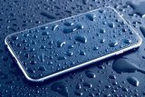 Cara tepat keringkan ponsel yang basah terkena hujan atau genangan air