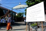 Santri melintas di depan gerbang Pesantren Tebuireng Jombang, Jawa Timur, Senin (3/2/2020). Pengasuh Ponpes Tebuireng, KH Salahuddin Wahid atau Gus Sholah akan dimakamkan di pemakaman keluarga bersebelahan dengan makam kakak kandungnya mantan Presiden ke-4 KH Abdurrahman Wahid atau Gus Dur. Antara Jatim/Syaiful Arif/zk