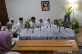 Bibir jenazah Gus Sholah menyunggingkan senyum, kata Hidayat Nur Wahid