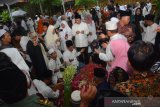 Pihak keluarga berdoa usai proses pemakaman almarhum KH Salahuddin Wahid atau Gus Sholah di Pesantren Tebuireng Jombang, Jawa Timur, Senin (3/2/2020). Gus Sholah meninggal dunia pada Minggu (2/2/2020) pukul 20.55 WIB setelah menjalani perawatan pascaoperasi jantung. Antara Jatim/Syaiful Arif/zk