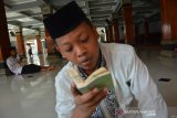 Santri membaca tahlil di masjid Pesantren Tebuireng Jombang, Jawa Timur, Senin (3/2/2020). Pengasuh Ponpes Tebuireng, KH Salahuddin Wahid atau Gus Sholah akan dimakamkan di pemakaman keluarga bersebelahan dengan makam kakak kandungnya mantan Presiden ke-4 KH Abdurrahman Wahid atau Gus Dur. Antara Jatim/Syaiful Arif/zk