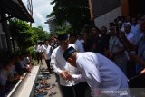 M NUH HADIRI PEMAKAMAN GUS SHOLAH. Mantan Mendikbud, Mohammad Nur (tengah) menghadiri pemakaman almarhum KH Salahuddin Wahid atau Gus Sholah di Pesantren Tebuireng Jombang, Jawa Timur, Senin (3/2/2020). Pemakaman pengasuh Ponpes Tebuireng, Gus Sholah tersebut dihadiri sejumlah tokoh penting dan ribuan pelayat. Antara Jatim/Syaiful Arif/zk