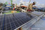 Nelayan memasang Panel surya di atas perahu di dermaga Karangsong, Indramayu, Jawa Barat, Minggu (2/2/2020). Sebagian nelayan menggunakan panel surya sebagai sumber energi listrik saat mereka melaut agar lebih hemat bahan bakar minyak. ANTARA JABAR/Dedhez Anggara/agr