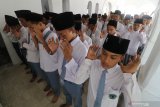 Sejumlah santri melakukan sholat gaib untuk pengasuh Ponpes Tebuireng KH Salahuddin Wahid atau Gus Sholah di Ponpes Salafiah Kapu, Desa Pagu, Kediri, Jawa Timur, Senin (3/2/2020). Ratusan santri pondok pesantren tertua di kediri tersebut melakukan sholat gaib kemudian ditutup dengan pembacaan tahlil. Antara Jatim/Prasetia Fauzani/Zk