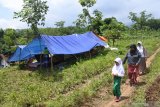 Warga korban banjir bandang bertahan di tenda darurat di Desa Klungkung, Sukorambi, Jember, Jawa Timur, Senin (3/2/2020). Sebanyak 18 jiwa korban banjir bandang Kalijompo bertahan di tenda pengungsian secara mandiri daripada di Posko pengungsian di lapangan Kalijompo karena khawatir terjadinya banjir susulan di malam hari. Antara Jatim/Seno/zk