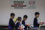 Sejumlah anak pengidap kanker berjalan usai dihibur seniman badut di Yayasan Rumah Cinta Kanker Anak, Bandung, Jawa Barat, Selasa (4/2/2020). Seniman badut tersebut menghibur secara gratis sebagai bentuk kepedulian pada peringatan Hari Kanker Sedunia terhadap 25 anak pengidap kanker  yang singgah di yayasan tesebut untuk menunggu jadwal pengobatan. ANTARA JABAR/Novrian Arbi/agr