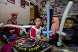 Kelompok Badut Necis menghibur sejumlah anak pengidap kanker di Yayasan Rumah Cinta Kanker Anak, Bandung, Jawa Barat, Selasa (4/2/2020). Seniman badut tersebut menghibur secara gratis sebagai bentuk kepedulian pada peringatan Hari Kanker Sedunia terhadap 25 anak pengidap kanker  yang singgah di yayasan tesebut untuk menunggu jadwal pengobatan. ANTARA JABAR/Novrian Arbi/agr