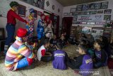 Kelompok Badut Necis menghibur sejumlah anak pengidap kanker di Yayasan Rumah Cinta Kanker Anak, Bandung, Jawa Barat, Selasa (4/2/2020). Seniman badut tersebut menghibur secara gratis sebagai bentuk kepedulian pada peringatan Hari Kanker Sedunia terhadap 25 anak pengidap kanker  yang singgah di yayasan tesebut untuk menunggu jadwal pengobatan. ANTARA JABAR/Novrian Arbi/agr