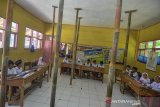 Siswa SDN 3 Cigorowong mengikuti kegiatan belajar mengajar di Kampung Sukamaju, Kecamatan Cisayong, Kabupaten Tasikmalaya, Jawa Barat, Selasa (4/2/2020). Siswa kelas dua dan kelas tiga terpaksa belajar di ruang kelas yang rusak ditopang bambu dan nyaris ambruk dan pihak sekolah berharap bangunan tersebut segera diperbaiki pemerintah setempat karena jika terjadi hujan lebat terpaksa belajar mengajar dibubarkan. ANTARA JABAR/Adeng Bustomi/agr