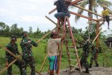 Prajurit TNI bantu masyarakat Distrik Iwaka membangun tempat mengaji