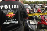 Polisi menunjukkan barang bukti saat ungkap kasus pencurian kendaraan bermotor di Polda Jawa Timur, Surabaya, Jawa Timur, Rabu (5/2/2020). Satgas Jogo Boyo Ditreskrimum Polda Jawa Timur menangkap tujuh tersangka yang merupakan sindikat pencurian kendaraan bermotor (pencuri kendaraan, penadah dan pembuat surat-surat kendaraan bermotor palsu) dan mengamankan barang bukti beberapa diantaranya sepeda motor sebanyak 22 unit dan mobil sebanyak 20 unit. Antara Jatim/Didik/Zk