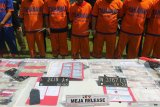 Polisi menunjukkan sejumlah tersangka dan barang bukti saat ungkap kasus pencurian kendaraan bermotor di Polda Jawa Timur, Surabaya, Jawa Timur, Rabu (5/2/2020). Satgas Jogo Boyo Ditreskrimum Polda Jawa Timur menangkap tujuh tersangka yang merupakan sindikat pencurian kendaraan bermotor (pencuri kendaraan, penadah dan pembuat surat-surat kendaraan bermotor palsu) dan mengamankan barang bukti beberapa diantaranya sepeda motor sebanyak 22 unit dan mobil sebanyak 20 unit. Antara Jatim/Didik/Zk