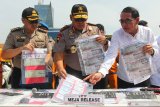 Kapolda Jawa Timur Irjen Pol Luki Hermawan (tengah) menunjukkan barang bukti saat ungkap kasus pencurian kendaraan bermotor di Polda Jawa Timur, Surabaya, Jawa Timur, Rabu (5/2/2020). Satgas Jogo Boyo Ditreskrimum Polda Jawa Timur menangkap tujuh tersangka yang merupakan sindikat pencurian kendaraan bermotor (pencuri kendaraan, penadah dan pembuat surat-surat kendaraan bermotor palsu) dan mengamankan barang bukti beberapa diantaranya sepeda motor sebanyak 22 unit dan mobil sebanyak 20 unit. Antara Jatim/Didik/Zk