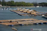 Pekerja menyelesaikan pembangunan keramba apung di pelabuhan Ulee Lheue, Banda Aceh, Aceh, Rabu (5/2/2010). Pembangunan keramba jaring apung untuk budidaya udang, kerapu dan beberapa jenis ikan lainnya guna meningkatkan produksi ikan dan perekonomian nelayan pesisir. Antara Aceh/Ampelsa.
