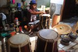 Perajin membuat gamelan untuk dijual ke Bandung, Jakarta dan Solo dengan harga Rp1,5 juta hingga 65 juta per set di Lesanpuro, Malang, Jawa Timur, Rabu (5/2/2020). Perajin gamelan setempat mengaku, permintaan gamelan meningkat hingga 5 kali lipat yakni dari 5 set menjadi 25 set per bulan karena banyaknya grup kesenian baru yang terbentuk seiring makin tingginya kesadaran masyarakat dalam pelestarian budaya nusantara. Antara Jatim/Ari Bowo Sucipto/zk.