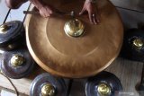 Perajin membuat gamelan untuk dijual ke Bandung, Jakarta dan Solo dengan harga Rp1,5 juta hingga 65 juta per set di Lesanpuro, Malang, Jawa Timur, Rabu (5/2/2020). Perajin gamelan setempat mengaku, permintaan gamelan meningkat hingga 5 kali lipat yakni dari 5 set menjadi 25 set per bulan karena banyaknya grup kesenian baru yang terbentuk seiring makin tingginya kesadaran masyarakat dalam pelestarian budaya nusantara. Antara Jatim/Ari Bowo Sucipto/zk.