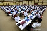 Peserta tes Calon Pegawai Negeri Sipil (CPNS) Kementerian Hukum dan Hak Azazi Manusia (Kemenkumham) mengikuti Seleksi Kompetensi Dasar (SKD) dengan Computer Assisted Test (CAT) di aula Universitas Abulyatama, Aceh Besar, Aceh, Rabu (5/2/2020). Kemenkumhan membuka 4.598 formasi untuk penerimaan CPNS 2020 dengan jumlah pelamar yang terdaftar mencapai 708.488 peserta di seluruh Indonesia. Antara Aceh/Irwansyah Putra.