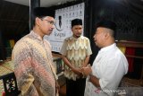 Ketua Kaukus Wartawan Peduli Syariat Islam (KWPSI) Azhari (kanan) berbincang dengan Ketua DPRK Banda Aceh Farid Nyak Umar (kiri) dan Ustad Wirzaini Usman (tengah) seusai menggelar pengajuan di Banda Aceh, Aceh, Selasa (4/2/2020). Antara Aceh/Irwansyah Putra.