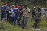 Corporate Secretary PT Pertamina Geothermal Energy Mindaryoko (tengah) didampingi Manager Maintenance PGE Area Karaha Zaldy Arifianto (kiri) dan Kabid BKSDA Kantor Bidang III Ciamis Andi Witria Rudianto (kedua kanan) menarik tali kandang habituasi dua ekor Elang Ular Bido (Spilornis cheela) saat pelepasliaran di Kawasan Taman Wisata Alam Talaga Bodas, Kabupaten Garut, Jawa Barat, Rabu (5/2/2020). Pusat Konservasi Elang Kamojang (PKEK) yang diinisiasi Balai Besar Konservasi Sumber Daya Alam Jabar berkerjasama dengan PT Pertamina Geothermal Energy Area Kamojang dan Forum Raptor Indonesia melepaskan sepasang elang hasil serahan warga melalui BKSDA Kantor Bidang III Ciamis dengan jumlah total yang sudah dilepasliarkan 51 ekor elang. ANTARA JABAR/Adeng Bustomi/agr