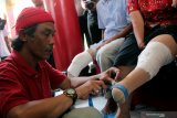 Pegiat disabilitas dari Kick Andy Foundation Sugeng Siswoyudono mengukur kaki penyandang disabilitas di Mapolres Blitar, Jawa Timur, Kamis (6/1/2020). Kick Andy Foundation bekerjasama dengan Polres Blitar menyalurkan bantuan kaki palsu, kursi roda, serra alat bantu breace yang diharapkan mampu membantu meningkatkan kualitas taraf hidup dan ekonomi sejumlah penyandang disabilitas didaerah itu, melalui produktifitas karya. Antara Jatim/Irfan Anshori/zk