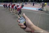 Sejumlah atlet sepatu roda menjalani sesi latihan di Lapangan Sepatu Roda Gor Saparua, Bandung, Jawa Barat, Kamis (6/2/2020). Persatuan Olahraga Sepatu Roda Seluruh Indonesia (Porserosi) Jawa Barat mengirimkan 10 atlet sepatu roda yang terdiri dari 5 atlet putra dan 5 atlet putri untuk bertanding pada ajang PON XX 2020 di Papua pada Oktober mendatang. ANTARA JABAR/Raisan Al Farisi/agr