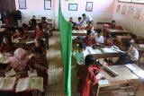 Siswa SDN Selodakon 03 belajar di ruang kelas yang rusak di Desa Selodakon, Tanggul, Jember, Jawa Timur, Kamis (6/2/2020). Sebanyak 145 siswa, kelas satu sampai kelas enam terpaksa berbagi ruangan kelas dengan kelas lainnya karena ruang kelas empat, lima dan enam rusak berat dan belum ada perbaikan. Antara Jatim/Seno/zk