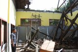 Penjaga sekolah berada di ruang kelas yang rusak di Desa Selodakon, Tanggul, Jember, Jawa Timur, Kamis (6/2/2020). Sebanyak 145 siswa, kelas satu sampai kelas enam terpaksa berbagi ruangan kelas dengan kelas lainnya karena ruang kelas empat, lima dan enam rusak berat dan belum ada perbaikan. Antara Jatim/Seno/zk