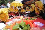 Warga dengan menggunakan pakaian adat menyiapkan hidangan makanan untuk di nikmati pada perayaan maulid akbar Nabi Muhammad SAW di Blangpadang, Banda Aceh, Aceh, Kamis (6/2/2020). Maulid akbar menyediakan 808 hidang dari 90 desa dan instansi pemerintah dengan mengundang 25.000 tamu dari berbagai daerah. Antara Aceh/Irwansyah Putra.