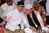 Penceramah maulid akbar ustaz Das’ad Latif (kanan) berbincang dengan Ketua DPRK Farid Nyak Umar (kiri) di Blangpadang, Banda Aceh, Aceh, Kamis (6/2/2020). Selain menghadirkan  Ustaz Das’ad Latif, panitia maulid akbar 2020 juga menyediakan 808 hidang dari 90 desa dan instansi pemerintah dengan mengundang 25.000 tamu dari berbagai daerah. Antara Aceh/Irwansyah Putra.