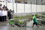 Menteri Pertanian Syahrul Yasin Limpo (kiri) melihat petani menanam padi menggunakan alat mesin pertanian (alsintan) pada pencanangan Gerakan Tanam Padi di Tibawa, Kabupaten Gorontalo, Gorontalo, Rabu (5/2). Gerakan tersebut untuk meningkatkan produksi hasil pertanian yang merupakan sektor unggulan di daerah itu. (ANTARA FOTO/Adiwinata Solihin)