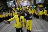 Seorang mahasiswa melakukan Vlog bersama Direktur Pemberitaan Perum LKBN Antara Akhmad Munir pada acara Antara Goes To Campus di Aula Rektorat Universitas Lambung Mangkurat Banjarmasin, Kalimantan Selatan, Jumat (7/2/2020). Foto Antaranews Kalsel/Bayu Pratama S.