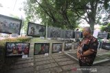 Direktur Pemberitaan Perum LKBN ANTARA Akhmad Munir (kanan) melihat pameran foto 'Refleksi Kalsel