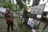 Direktur Pemberitaan Perum LKBN ANTARA Akhmad Munir (kiri) melihat pameran foto 'Refleksi Kalsel