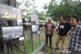 Direktur Pemberitaan Perum LKBN ANTARA Akhmad Munir (kiri) bersama kepala redaksi ANTARA FOTO Prasetyo Utomo (tengah) di temani ketua pewarta foto kalsel Arifin Noor (kanan) melihat pameran foto 'Refleksi Kalsel